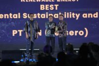 Vice President OM and Planning NRE PLN Nusantara Power Hendrie Bastian (kanan) saat menerima piala Lestari Award yang diselenggarakan oleh Kompas Gramedia. PLN Nusantara Power melalui program CSR PLTA Besai di Lampung berhasil menyabet piala pada Kategori Renewable Energy.