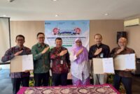 SM PLN NP UP Muara Tawar Harmanto, VP COM PLN NP Harry Purnomo, Kepala Perwakilan BKKBN Provinsi Jawa Barat Dr. Dadi Ahmad Roswandi, M.Si, Kadis DPPKB Kabupaten Bekasi Dr. Firzawati, S.Si, Apt, MKM, SM PLN NP UP Indramayu Fu'ad Arifin dan SM PLN NP UP Cirata Achmad Djalaludin berfoto bersama sebagai penanda dimulainya kolaborasi dalam program TAMASYA.(foto dari kiri ke kanan)