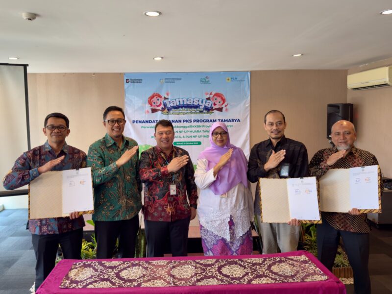 SM PLN NP UP Muara Tawar Harmanto,  VP COM PLN NP Harry Purnomo, Kepala Perwakilan BKKBN Provinsi Jawa Barat Dr. Dadi Ahmad Roswandi, M.Si, Kadis DPPKB Kabupaten Bekasi Dr. Firzawati,  S.Si, Apt, MKM, SM PLN NP UP Indramayu Fu'ad Arifin dan SM PLN NP UP Cirata Achmad Djalaludin berfoto bersama sebagai penanda dimulainya kolaborasi dalam program TAMASYA.(foto dari kiri ke kanan)