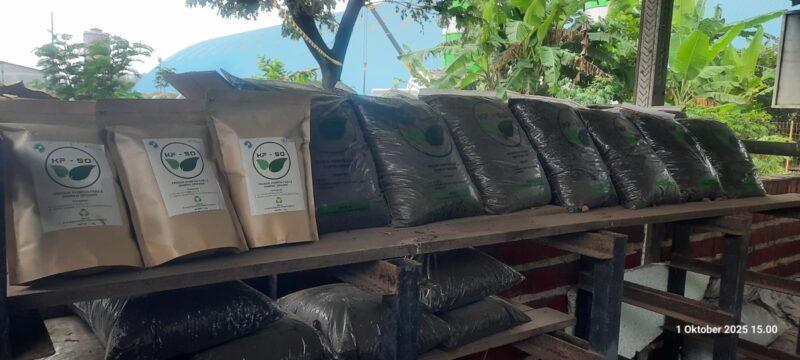 Foto kompos FABA PLN NP UP Pacitan. PLN Nusantara Power terus berinovasi dalam pengelolaan lingkungan melalui berbagai program eco-innovation di seluruh unit pembangkit, seperti pemanfaatan FABA untuk bahan bangunan, paving block, dan kini pupuk organo-mineral.  Hingga oktober 2025, tercatat sebanyak 3,5 ton kompos FABA telah berhasil dimanfaatkan kepada lahan seluas 6,5 hektar.