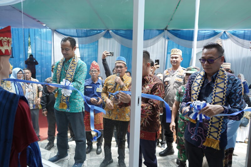 Manager PLN Nusantara Power UP Sebalang Amrul Hakim meresmikan Sanggar Tapis Rakata 