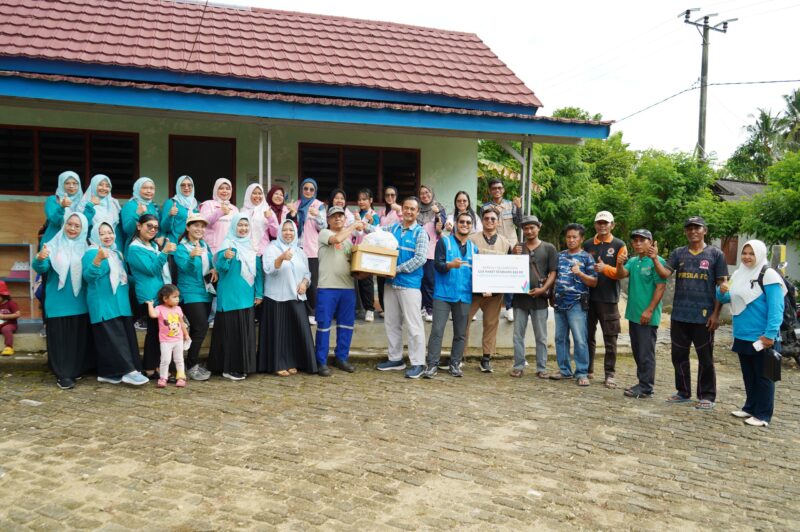 Pemberian bantuan CSR Sembako secara simbolis kepada 4 kepala dusun ring-1 PLN Nusantara Power UP Sebalang