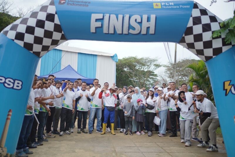Pembukaan Fun Run Hari Listrik Nasional ke-80 PLN Nusantara Power UP Sebalang oleh Manager Unit Pembangkitan Sebalang, Amrul Hakim.