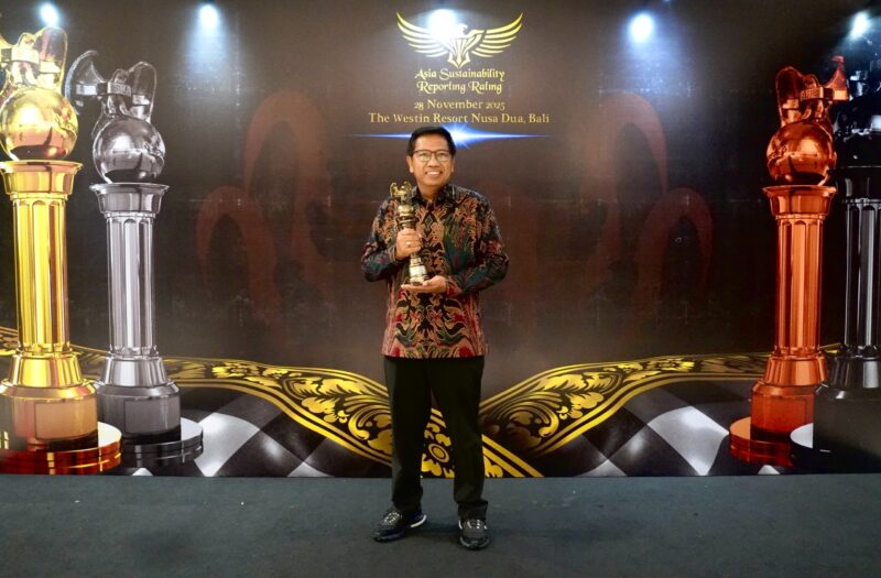 Vice President Operation & Maintenance 5 PLN Nusantara Power I Putu Sudarsa saat menerima piala penghargaan ASRRAT 2025. Melalui penghargaan platinum ketiga ini PLN NP menegaskan posisinya sebagai perusahaan yang menerapkan pelaporan keberlanjutan yang transparan, akuntabel, dan berstandar internasional.