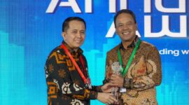 Direktur Utama PLN Nusantara Power Ruly Firmansyah (kanan) saat menerima piala Juara 1 kategori BUMN Non Go Publik Non Keuangan Klaster Pendapatan di atas Rp5 Triliun dalam ajang Annual Report Award (ARA) 2024. Tercatat PLN NP pernah menjadi juara 1 pada tahun 2019.