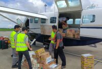 Proses memuat bantuan ke dalam pesawat yang dicarter PLN Nusantara Power untuk mengangkut kebutuhan bagi warga di  sekitar Unit PLN NP terdampak bencara banjir dan tanah longsor yang masih sulit dijangkau dengan perjalanan darat.