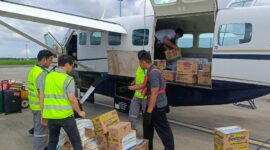 Proses memuat bantuan ke dalam pesawat yang dicarter PLN Nusantara Power untuk mengangkut kebutuhan bagi warga di  sekitar Unit PLN NP terdampak bencara banjir dan tanah longsor yang masih sulit dijangkau dengan perjalanan darat.