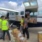 Proses memuat bantuan ke dalam pesawat yang dicarter PLN Nusantara Power untuk mengangkut kebutuhan bagi warga di  sekitar Unit PLN NP terdampak bencara banjir dan tanah longsor yang masih sulit dijangkau dengan perjalanan darat.