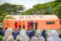Manager UP Sebalang, Amrul Hakim, memberikan pengarahan dalam simulasi tanggap darurat bencana di PLN Nusantara Power UP Sebalang. Kegiatan ini melibatkan tim BNPB dan seluruh elemen unit untuk melatih koordinasi dan kecepatan respon.