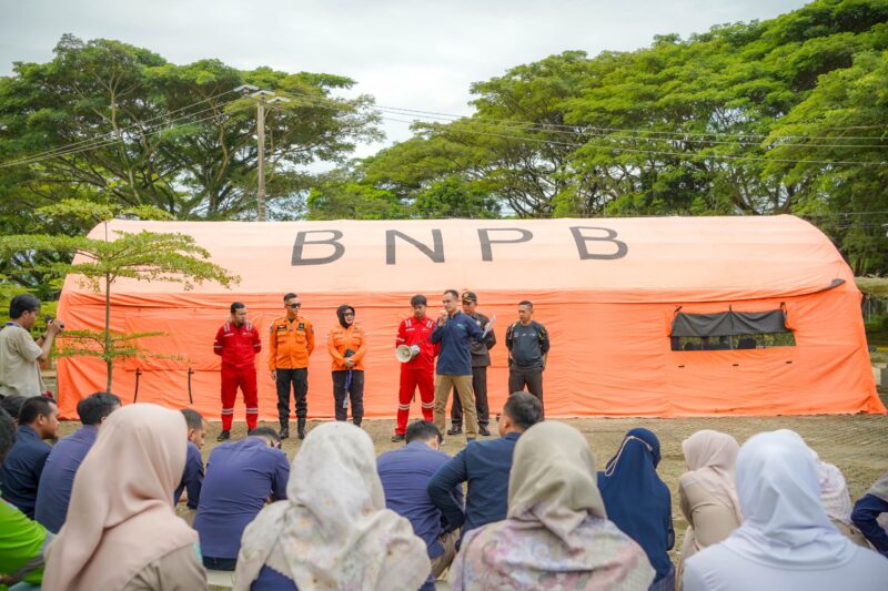 Manager UP Sebalang, Amrul Hakim, memberikan pengarahan dalam simulasi tanggap darurat bencana di PLN Nusantara Power UP Sebalang. Kegiatan ini melibatkan tim BNPB dan seluruh elemen unit untuk melatih koordinasi dan kecepatan respon.