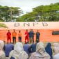 Manager UP Sebalang, Amrul Hakim, memberikan pengarahan dalam simulasi tanggap darurat bencana di PLN Nusantara Power UP Sebalang. Kegiatan ini melibatkan tim BNPB dan seluruh elemen unit untuk melatih koordinasi dan kecepatan respon.