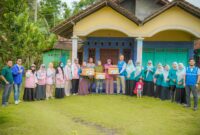 Momen hangat saat Manager PLN Nusantara Power UP Sebalang melakukan penyerahan bantuan secara simbolis kepada kepala dusun Sebalang 2. Kegiatan ini merupakan wujud nyata komitmen PLN Nusantara Power UP Sebalang untuk terus hadir dan memberikan kontribusi positif bagi kesejahteraan masyarakat.