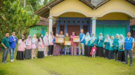 Momen hangat saat Manager PLN Nusantara Power UP Sebalang melakukan penyerahan bantuan secara simbolis kepada kepala dusun Sebalang 2. Kegiatan ini merupakan wujud nyata komitmen PLN Nusantara Power UP Sebalang untuk terus hadir dan memberikan kontribusi positif bagi kesejahteraan masyarakat.