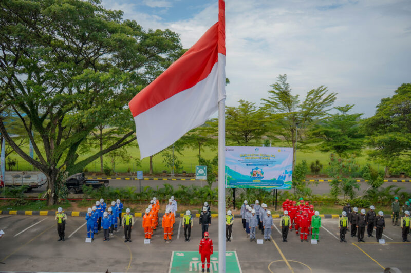 Peserta Apel Peringatan Bulan Keselamatan dan Kesehatan Kerja (K3) Nasional 2026 PT PLN Nusantara Power Unit Pembangkitan (UP) Sebalang mengikuti apel dengan tertib di halaman kantor UP Sebalang, di bawah kibaran Merah Putih.
