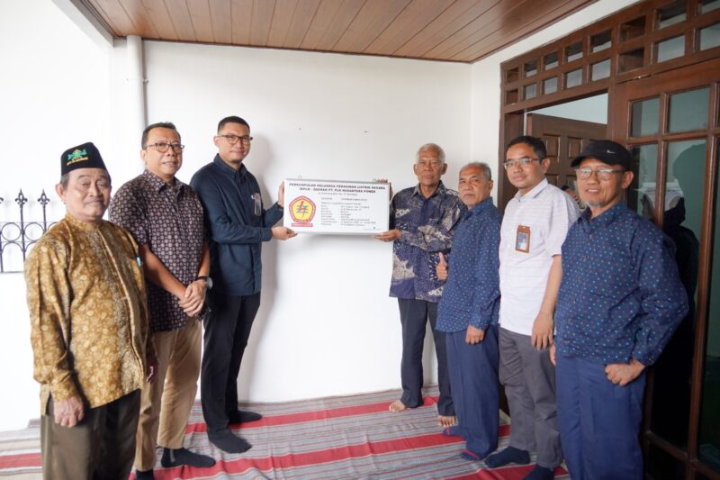 Direktur Manajemen Human Capital dan Administrasi PLN NP TB Ari Wibawa Mukti  (ketiga dari kiri) bersama Sutarno (keempat dari kiri) memegang plakat yang menjadi penanda selesainya renovasi rumah purna  karya PLN NP tersebut.