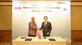Direktur Utama PLN NPS Jakfar Sadiq (kiri)  berjabat tangan dengan President & CEO KEPCO KPS Kim Hongyoun (kanan) seusai menandatangani  nota kesepahaman terkait kolaborasi bisnis spada sektor energi untuk pasar globa lpada Selasa (24/2) di Jakarta.