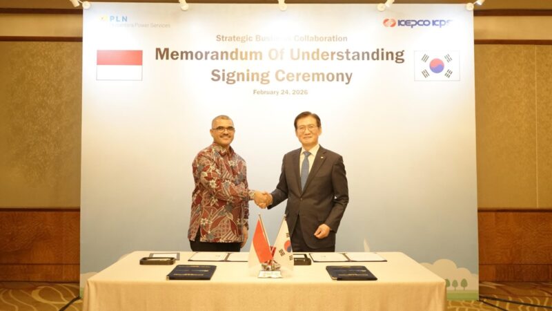 Direktur Utama PLN NPS Jakfar Sadiq (kiri)  berjabat tangan dengan President & CEO KEPCO KPS Kim Hongyoun (kanan) seusai menandatangani  nota kesepahaman terkait kolaborasi bisnis spada sektor energi untuk pasar globa lpada Selasa (24/2) di Jakarta.