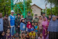 Manager PLN NP UP Sebalang bersama Pangdam dan warga pada kegiatan TMMD ke-117 Kodim 0421/Lampung Selatan dalam rangka bantuan CSR sumur bor