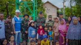 Manager PLN NP UP Sebalang bersama Pangdam dan warga pada kegiatan TMMD ke-117 Kodim 0421/Lampung Selatan dalam rangka bantuan CSR sumur bor
