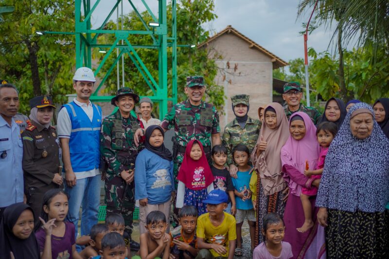 Manager PLN NP UP Sebalang bersama Pangdam dan warga pada kegiatan TMMD ke-117 Kodim 0421/Lampung Selatan dalam rangka bantuan CSR sumur bor