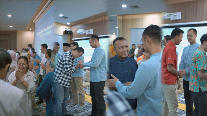 Suasana hangat penuh kebersamaan terasa dalam kegiatan silaturahmi Keluarga Besar PLN Nusantara Power UP Sebalang. Seluruh karyawan dan manajemen saling berjabat tangan serta bermaaf-maafan, mempererat tali persaudaraan pasca Hari Raya Idulfitri. Momen ini menjadi wujud nyata nilai kebersamaan dan kekompakan dalam menjaga sinergi kerja 