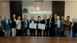 Foto bersama seluruh peserta setelah penandatanganan kerja  sama yang menandai langkah konkret  PLN NP dan VOGO-ARSTROMA dalam penjajakan pengembangan solusi karbon negatif berbasis teknologi Carbon Capture, Utilization, and Storage (CCUS) untuk sektor pembangkitan listrik.