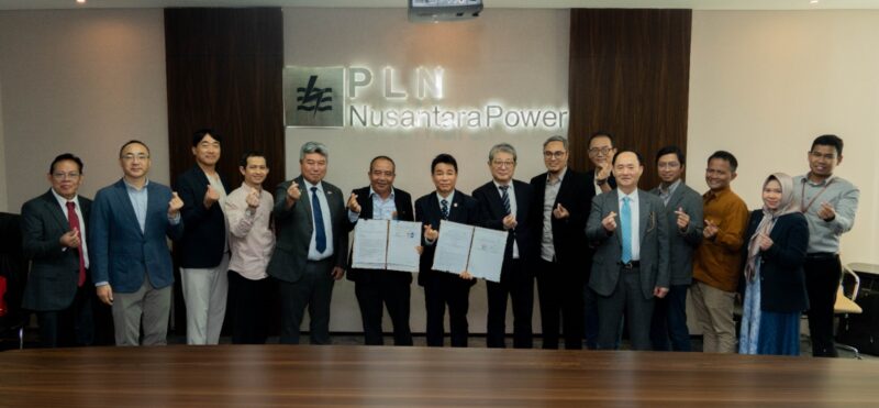 Foto bersama seluruh peserta setelah penandatanganan kerja  sama yang menandai langkah konkret  PLN NP dan VOGO-ARSTROMA dalam penjajakan pengembangan solusi karbon negatif berbasis teknologi Carbon Capture, Utilization, and Storage (CCUS) untuk sektor pembangkitan listrik.