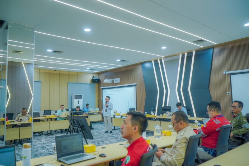 Team Leader K3 dan Keamanan UP Sebalang memberikan sosialiasi tentang Contractor Safety Management System (CSMS) dan Work Permit Online (WPO Plus) kepada seluruh mitra kerja.