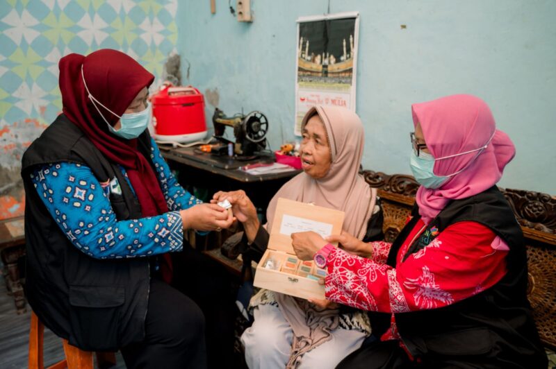 Kegiatan edukasi dan pendampingan minum obat pasien TB Paru di wilayah Muara Angke oleh Komunitas Srikandi Nusantara binaan CSR PLN NP UP Muara Karang dalam progran Punggawa Nusantara.