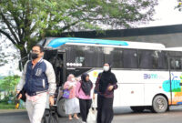 Power People UP Sebalang menaiki kendaraan masal menuju kantor, kegiatan ini merupakan bagian dari clean energy day dalam rangka efisiensi energi dan pengurangan emisi di area operasional.