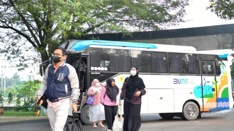 Power People UP Sebalang menaiki kendaraan masal menuju kantor, kegiatan ini merupakan bagian dari clean energy day dalam rangka efisiensi energi dan pengurangan emisi di area operasional. 