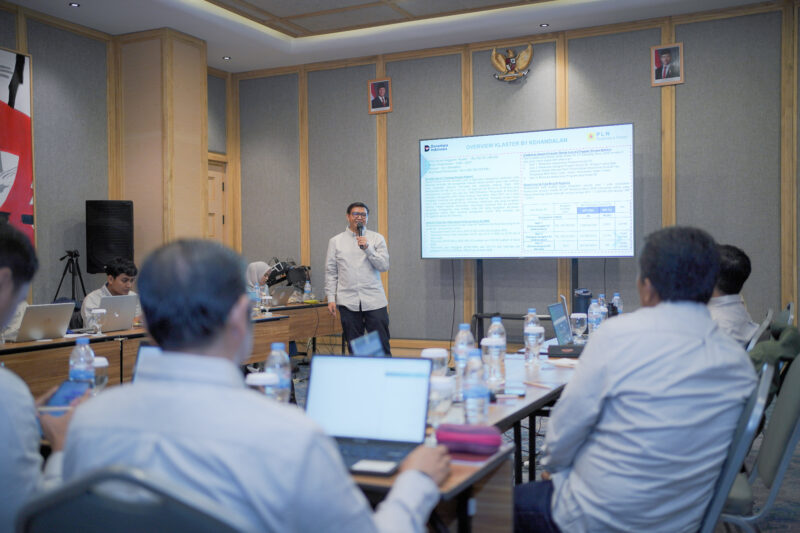 Assistant Manager Engineering UP Sebalang, Guntur Budi Santoso memberikan pemaparan program investasi 2026