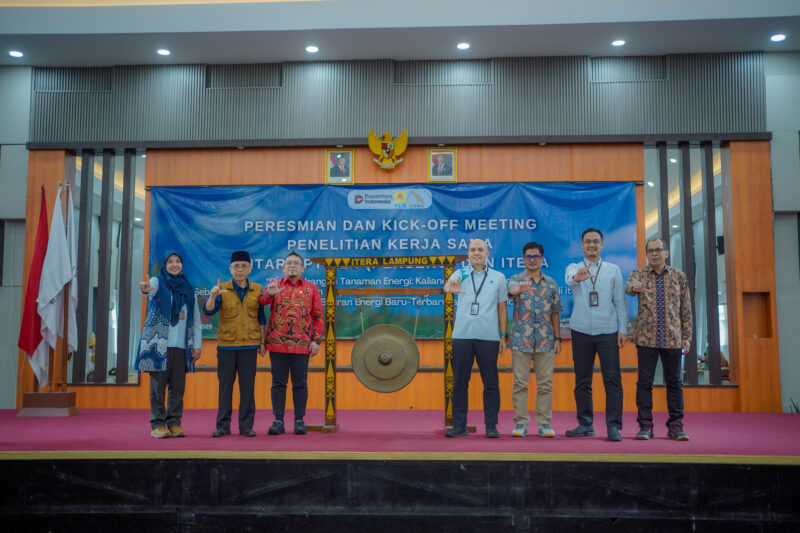 PLN bersama ITERA resmi memulai langkah kolaboratif dalam pengembangan tanaman bioenergi melalui kegiatan Kick Off Meeting dan Peresmian Kerja Sama Penelitian. Kegiatan ini menjadi wujud nyata komitmen bersama dalam mendukung transisi energi bersih dan penguatan bauran Energi Baru Terbarukan (EBT) nasional.
