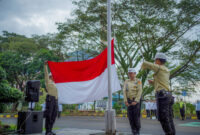 Petugas Pasukan Pengibar Bendera PLN Nusantara Power UP Sebalang dengan penuh khidmat melaksanakan pengibaran Sang Merah Putih pada Upacara Peringatan Hari Kebangkitan Nasional ke-118