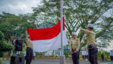Petugas Pasukan Pengibar Bendera PLN Nusantara Power UP Sebalang dengan penuh khidmat melaksanakan pengibaran Sang Merah Putih pada Upacara Peringatan Hari Kebangkitan Nasional ke-118