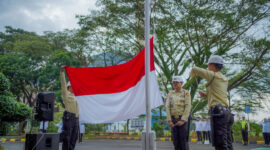 Petugas Pasukan Pengibar Bendera PLN Nusantara Power UP Sebalang dengan penuh khidmat melaksanakan pengibaran Sang Merah Putih pada Upacara Peringatan Hari Kebangkitan Nasional ke-118