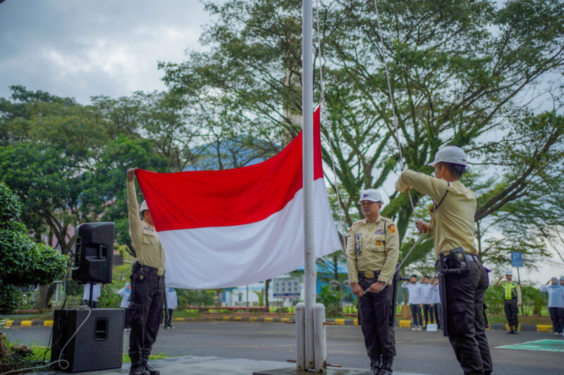 Petugas Pasukan Pengibar Bendera PLN Nusantara Power UP Sebalang dengan penuh khidmat melaksanakan pengibaran Sang Merah Putih pada Upacara Peringatan Hari Kebangkitan Nasional ke-118