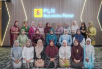 Srikandi PLN Nusantara Power UP Sebalang tampak anggun dengan balutan Kebaya, menjadi simbol penghormatan terhadap nilai-nilai perjuangan R.A. Kartini sekaligus memperkuat identitas budaya nasional di lingkungan kerja.