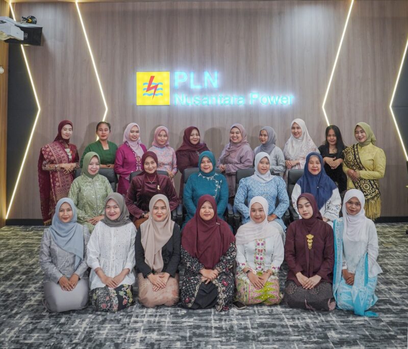 Srikandi PLN Nusantara Power UP Sebalang tampak anggun dengan balutan Kebaya, menjadi simbol penghormatan terhadap nilai-nilai perjuangan R.A. Kartini sekaligus memperkuat identitas budaya nasional di lingkungan kerja.