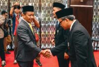 Vice President Technology Development PLN Nusantara Power Ardi Nugroho berjabat tangan dengan   Menteri ESDM Bahlil Lahadalia saat penyerahan Tanda Kehormatan Satyalancana Wira Karya pada Rabu (6/5) di Jakarta.