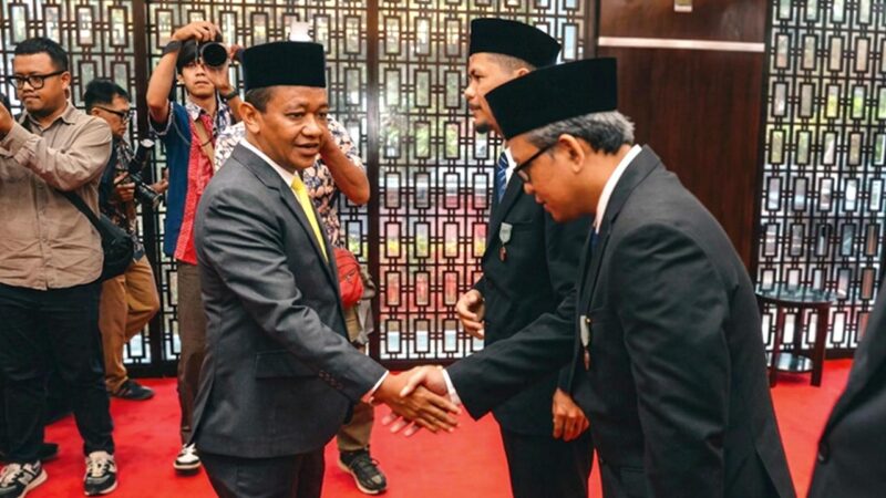 Vice President Technology Development PLN Nusantara Power Ardi Nugroho berjabat tangan dengan   Menteri ESDM Bahlil Lahadalia saat penyerahan Tanda Kehormatan Satyalancana Wira Karya pada Rabu (6/5) di Jakarta.