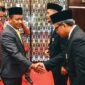 Vice President Technology Development PLN Nusantara Power Ardi Nugroho berjabat tangan dengan   Menteri ESDM Bahlil Lahadalia saat penyerahan Tanda Kehormatan Satyalancana Wira Karya pada Rabu (6/5) di Jakarta.