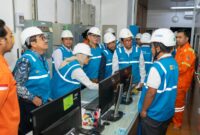 Foto kunjungan Dewan Energi Nasional di PLTA Cirata. Melalui kunjungan langsung ke dalam power house PLTA Cirata, sebagai kawasan yang memanfaatkan potensi energi baru terbarukan secara optimal melalui konsep pembangkit hybrid. PLTA Cirata yang merupakan PLTA terbesar di Indonesia dengan kapasitas 1.008 Mega Watt (MW) berpadu dengan PLTS Terapung Cirata berkapasitas 192 Mega Watt Peak (MWp) yang dibangun dan dioperasikan di Waduk Cirata.