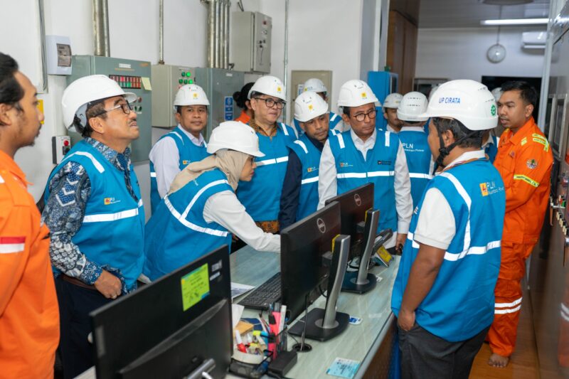 Foto kunjungan Dewan Energi Nasional di PLTA Cirata. Melalui kunjungan langsung ke dalam power house PLTA Cirata, sebagai kawasan yang memanfaatkan potensi energi baru terbarukan secara optimal melalui konsep pembangkit hybrid. PLTA Cirata yang merupakan PLTA terbesar di Indonesia dengan kapasitas 1.008 Mega Watt (MW) berpadu dengan PLTS Terapung Cirata berkapasitas 192 Mega Watt Peak (MWp) yang dibangun dan dioperasikan di Waduk Cirata.