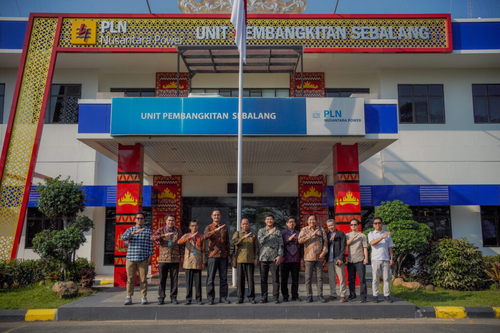 Foto bersama perwakilan PLN Nusantara Power dan UIN Raden Fatah Palembang dalam kegiatan penandatanganan Nota Kesepahaman (MoU) terkait pelaksanaan Tri Dharma Perguruan Tinggi