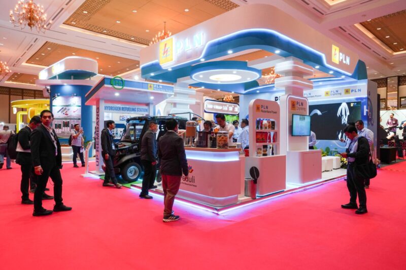 PLN Nusantara Power hadirkan berbagai inovasi pengembangan hidrogen hijau guna mendukung  ekosistem hidrogen nasional dari hulu hingga hilir pada gelaran Global Hydrogen Ecosystem Summit & Exhibition (GHES) 2026.  Pada stand pameran dihadirkan kendaraan hybrid hidrogen,  mock-up  Hydrogen Refueling Station (HRS) Muara Tawar, hingga berbagai informasi mengenai pengembangan Green Hydrogen Plant (GHP), Hydrogen Fuel Cell Generator (HFCG), pemanfaatan hidrogen hijau di berbagai sektor.