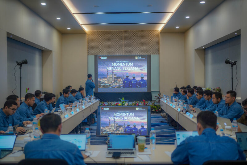 Manager PLN Nusantara Power UP Sebalang memberikan arahan Direktur Utama dalam kegiatan Rapat Kerja Semester 2 Tahun 2026