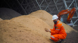PLN Nusantara Power UP Sebalang terus mendorong inovasi melalui pengujian cofiring sekam padi dan woodchip di PLTU Sebalang Unit 1. Langkah ini menjadi bagian dari upaya mengoptimalkan pemanfaatan biomassa sekaligus mendukung perjalanan menuju energi yang lebih berkelanjutan.