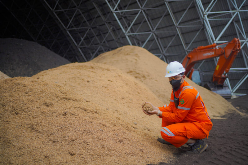 PLN Nusantara Power UP Sebalang terus mendorong inovasi melalui pengujian cofiring sekam padi dan woodchip di PLTU Sebalang Unit 1. Langkah ini menjadi bagian dari upaya mengoptimalkan pemanfaatan biomassa sekaligus mendukung perjalanan menuju energi yang lebih berkelanjutan.