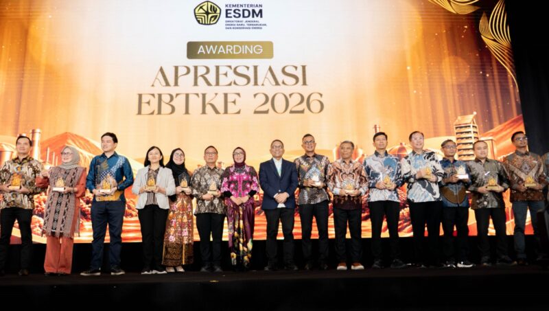 Para pemenang pertama Apresiasi EBTKE 2026 dari berbagai kategori  berfoto bersama Dirjend EBTKE Prof. Dr. Eng. Eniya Listiani Dewi, B.Eng., M.Eng., IPU. PLN Nusantara Power mengatongi empat juara pertama melalui kategori Penilaian Kinerja Pelaksana Cofiring Biomassa pada PLTU, Emerging Low Carbon Technologies, Green Hydrogen, Gedung Hemat Energi, Zero Energy Building, dan Low Carbon Technologies, Renewable Energy Enabler.